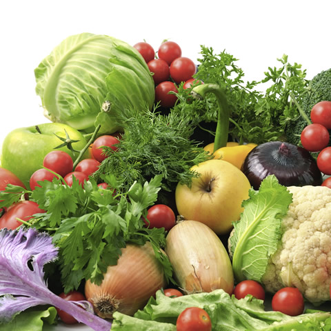 Frisches Obst und Gemüse. Tomaten, Salatblätter, Kohlköpfe, Apfel, Zwiebel, ungeschnittene Kräuter etc.
